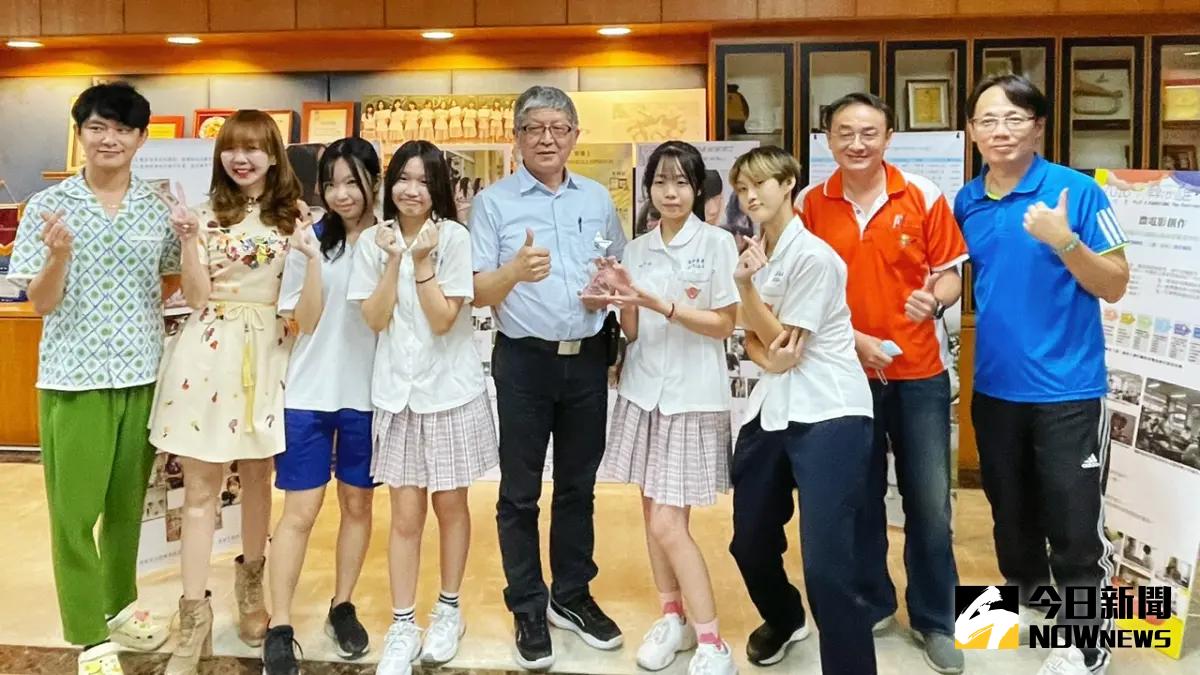 ▲ 高雄高商「譜青春團隊創意微電影團隊」拿下求職防騙創意漫畫及微影片徵件競賽「金獎」殊榮。（圖／記者陳美嘉攝，2023.11.01）