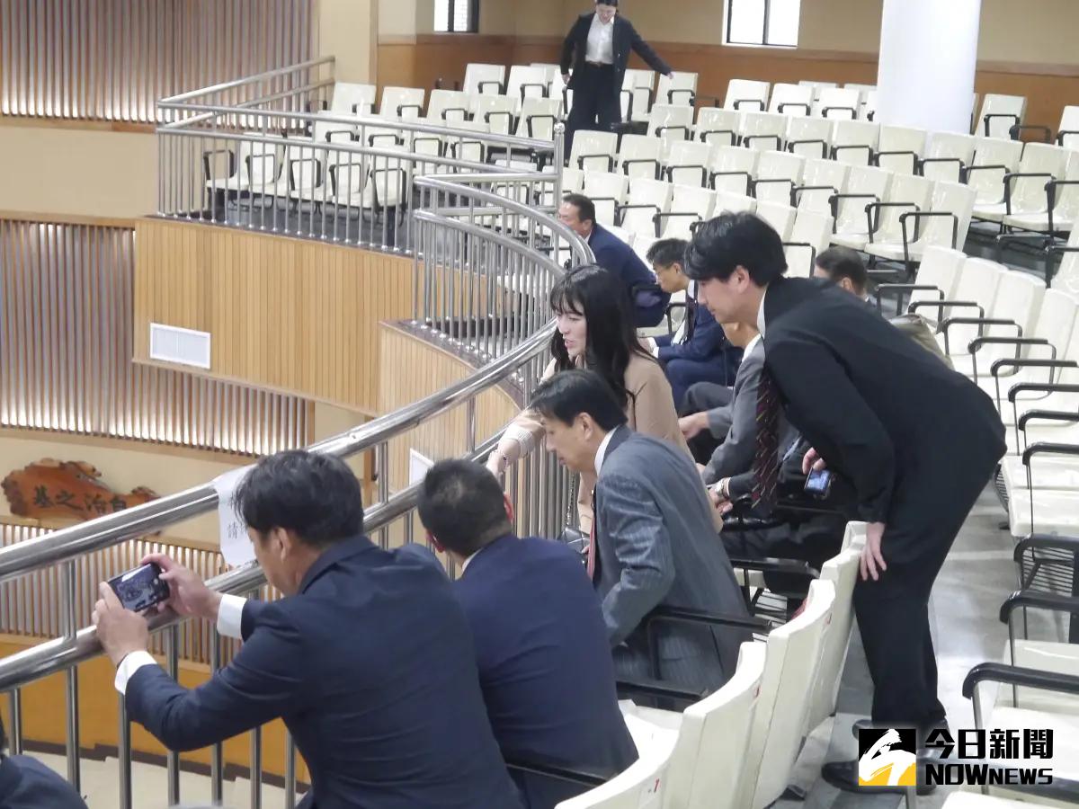 ▲日本自民黨茨城縣議員訪新北市議會，在三樓旁聽席現場感受質詢氣氛並好奇地拿出手機紀錄畫面。（圖 ／記者吳嘉億攝，2023.11.01）