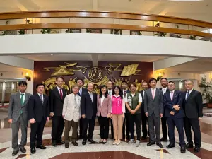日本自民黨茨城縣議員到訪新北市議會,與議會同仁及市議員合影留念。(圖 /新北市議會民進黨團提供) ▲日本自民黨茨城縣議員到訪新北市議會,與議會同仁及市議員合影留念。(圖 /新北市議會民進黨團提供)
