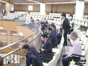日本自民黨茨城縣議員訪新北市議會,穿著西裝在三樓旁聽席現場感受質詢氣氛。(圖 /記者吳嘉億攝,2023.11.01) ▲日本自民黨茨城縣議員訪新北市議會,穿著西裝在三樓旁聽席現場感受質詢氣氛。(圖 /記者吳嘉億攝,2023.11.01)