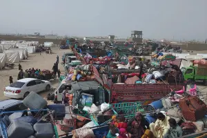 憂遭巴基斯坦驅逐　綿延7公里無證阿富汗人急離境

