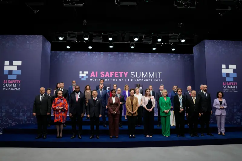 ▲英國今（1）日在布萊切利園（Bletchley Park）舉行全球首場AI安全峰會，與會的28國政府代表以及歐盟，共同簽署通過「布萊切利宣言（Bletchley Declaration）」。（圖／美聯社／達志影像）