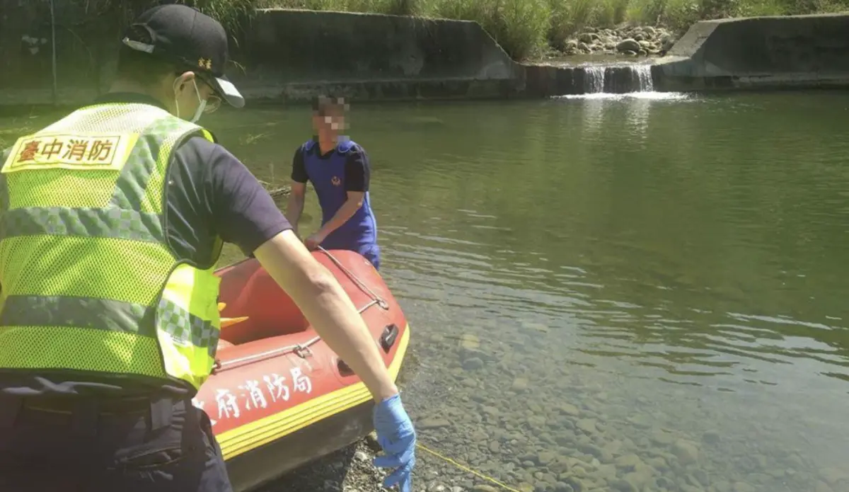 ▲台中發生戲水悲劇！今（1）日上午11點35分，台中太平區北田大橋下方傳出溺水事件，一名年僅14歲的吳姓男子在戲水時疑似失足溺斃；家長接獲噩耗後，卻錯愕不已，不理解為何兒子不在學校學習；對此，校方則說明，吳男上午透過請假未到校，導師有聯繫家長，不過家長未接電話。（圖／翻攝畫面）