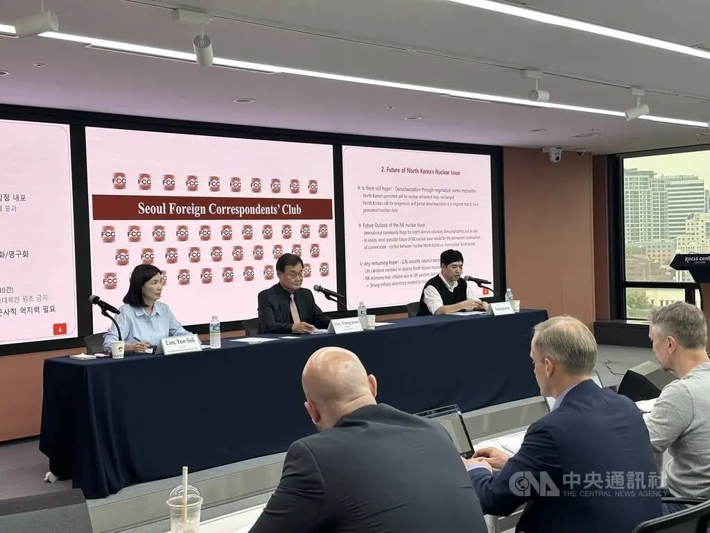 ▲南韓世宗研究所理事長李容濬（台上中）1日在首爾與外媒進行座談，分析北韓核問題及未來展望。（圖／中央社記者廖禹揚首爾攝 112年11月1日）