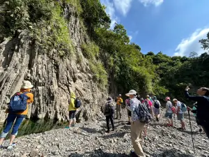 ▲高市府客委會推出「杉林－六龜百年秘境古道」輕旅行，帶領民眾一同踏查百年古道。（圖／高市府客委會提供）