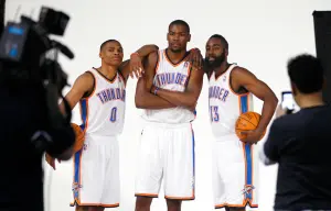 ▲昔日雷霆三巨頭Kevin Durant（中）、 James Harden和Russell Westbrook（左一），如今成為籃球浪人。（圖／美聯社／達志影像）