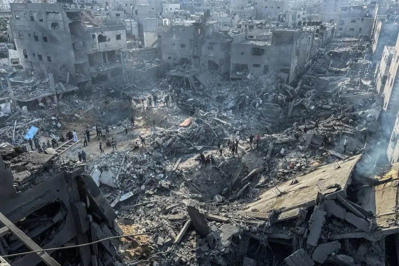 ▲以巴衝突屆滿一個月，以色列表示已經進入加薩心臟地區。圖為遭到轟炸的加薩市區。（圖／美聯社／達志影像）