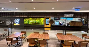 ▲「橋村炸雞」台北101店設於美食廣場，消費者不用花費長時間等待專屬內用座位了。（圖／王座國際餐飲提供）