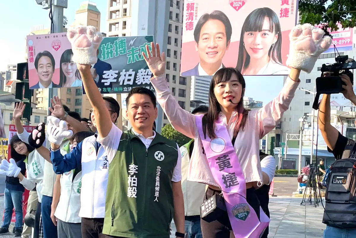 ▲民進黨左楠區立委候選人李柏毅與第六選區黃捷於中山五福路口合體拜票。（圖／翻攝畫面）