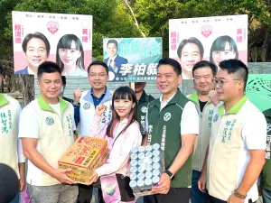 ▲同黨議員也送上能量飲料，祝福李柏毅與黃捷選情長「紅」，更以「牛」象徵高雄、關心在地，要給候選人們一對翅膀，將他們雙雙送進國會。（圖／李柏毅服務處提供）