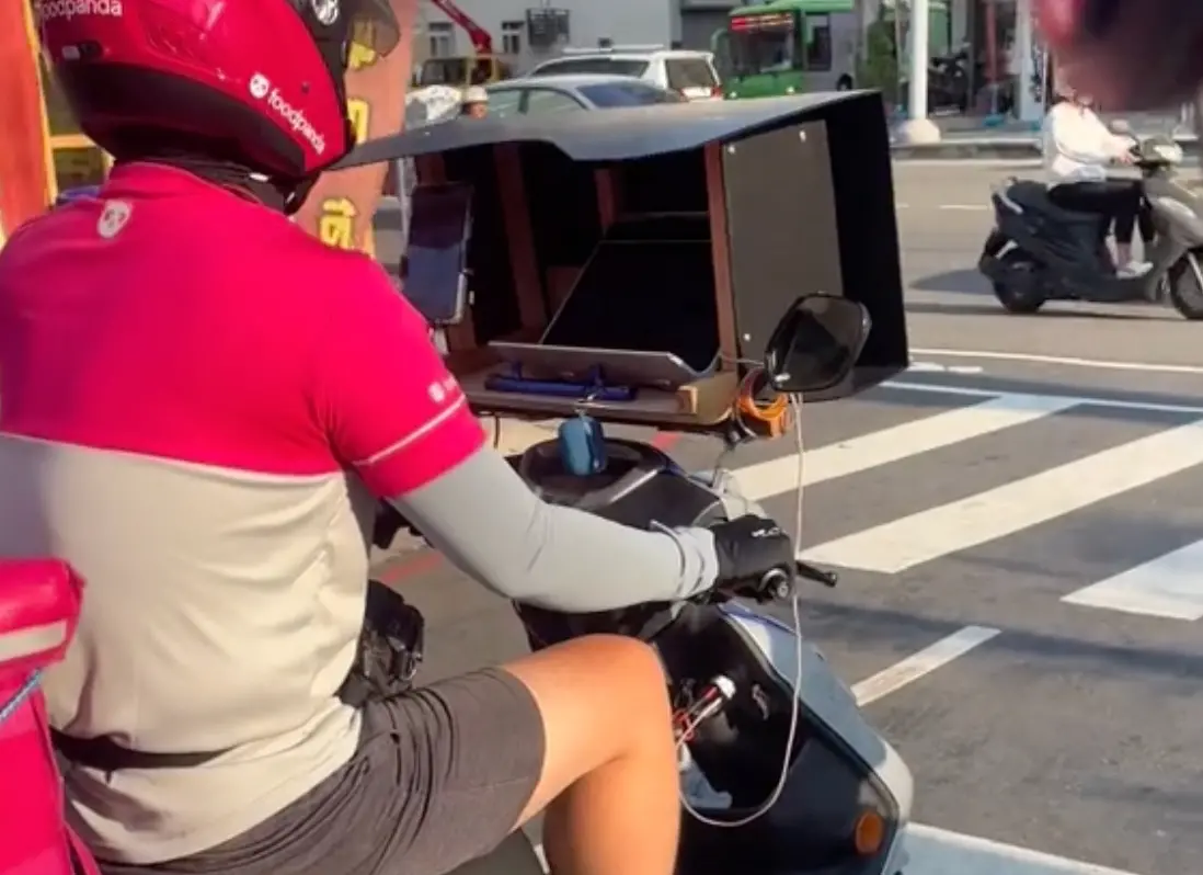 ▲一名外送員被捕捉到設立「行動劇院組」出門，在路上引起注目。（圖/Tik Tok@yuan11.14）