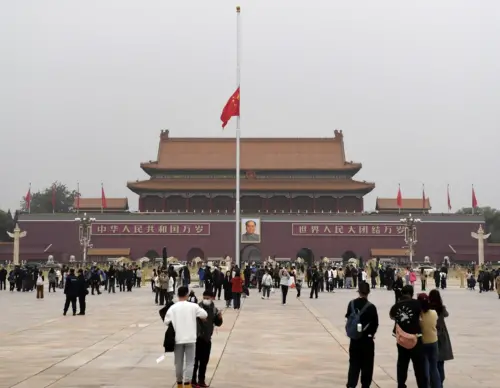 ▲中國國務院前總理李克強今（2日）火化，北京天安門廣場已降半旗。（圖／翻攝自新華社）