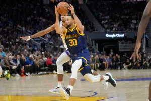 影／勇士Curry火燙的手感擋不住！連續250場飆進三分球NBA第一人
