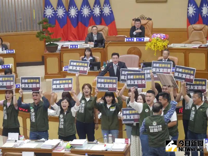 ▲新北議會民進黨團在議場上舉牌高喊「拒絕冒牌市長、侯友宜回來」。（圖 ／記者吳嘉億攝，2023.11.02）