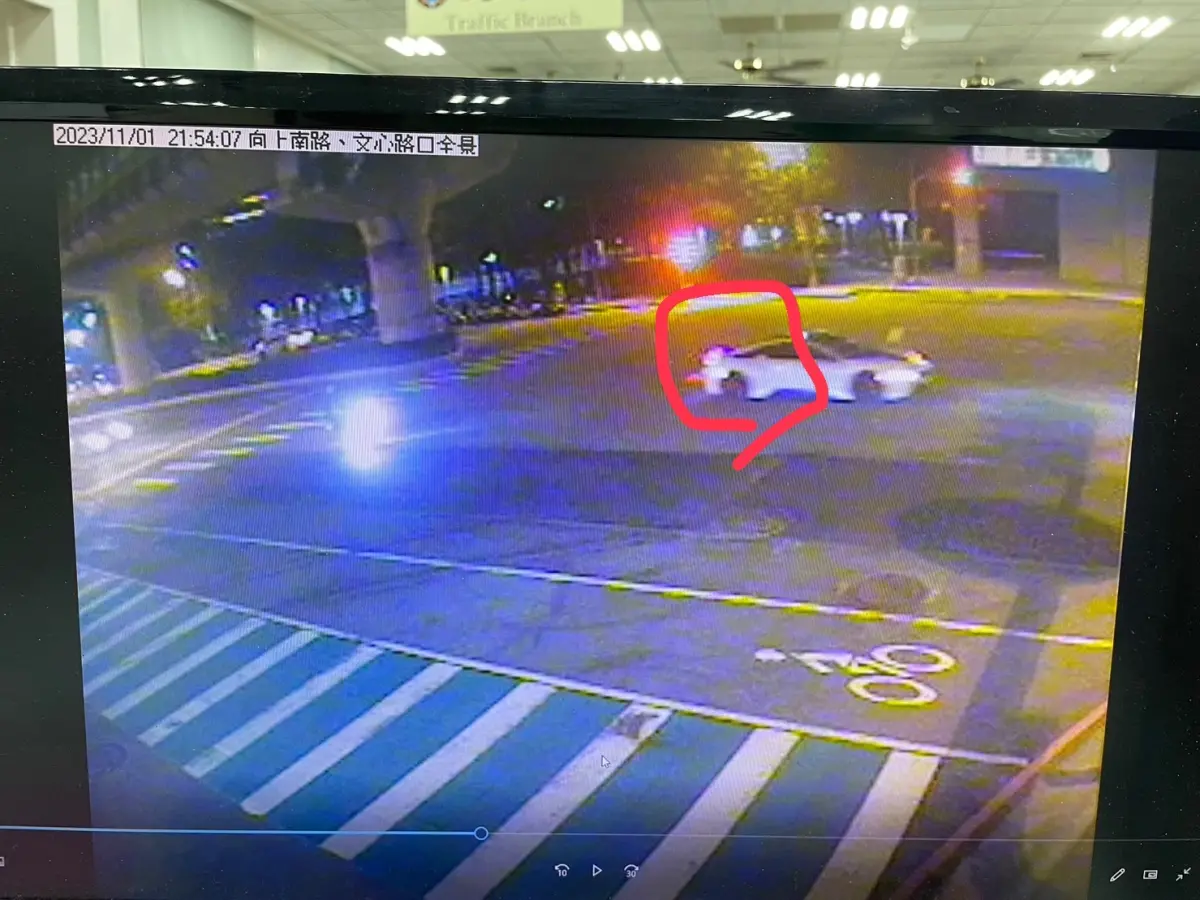 ▲粗心的賴姓民眾將裝有36萬元的包包放置在後車廂蓋上，即駕車上路。（圖/記者鄧力軍翻攝）