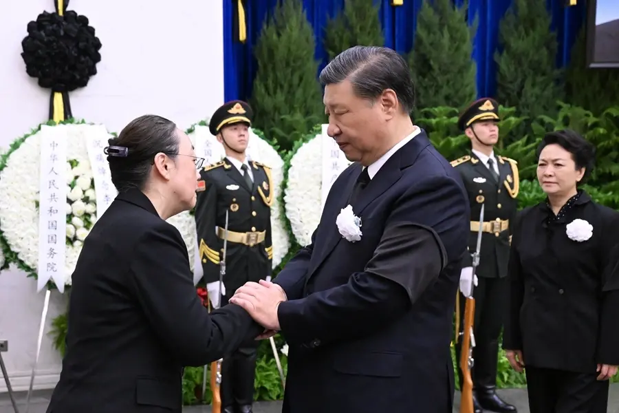 ▲中國國務院前總理李克強遺體今（2）日在北京八寶山殯儀館火化，中國國家主席習近平也到場送別，並與李克強夫人程虹握手慰問。（圖／翻攝自新華社）