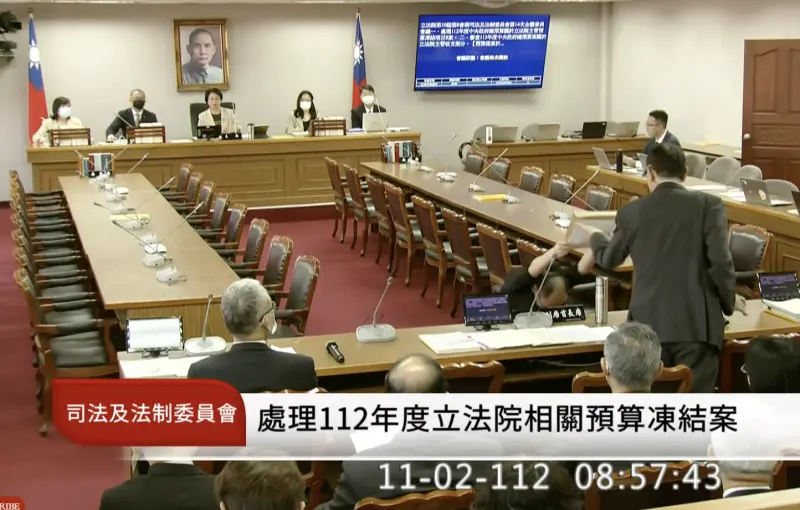 ▲林志嘉接過陳情書。(圖/翻攝國會頻道YT)