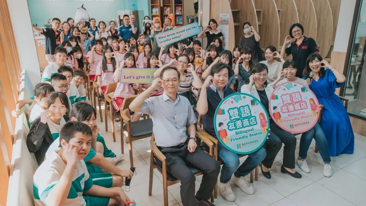 ▲高市府教育局落實校園雙語化，從校園走出校外與店家合作，邀集特色商家響應成立「高雄市雙語友善商店」。（圖／高市府教育局提供）