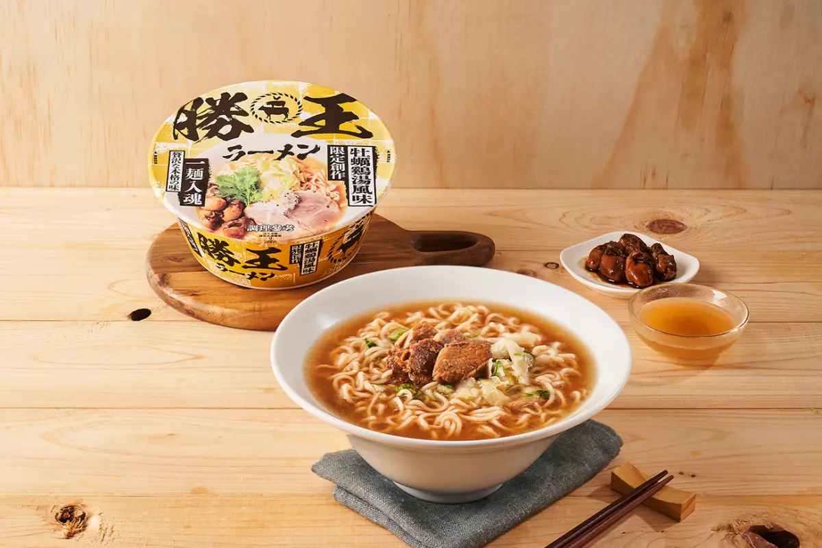 ▲拉麵名店「勝王拉麵」開賣「牡蠣雞湯風味拉麵」泡麵，7-11超商11月祭出兩波69元優惠；還有辛拉麵「買一送一」。瓦城大心酸辣麵也有外帶限定杯麵。（圖／SUNFRIEND MOUNTH上友食品提供）