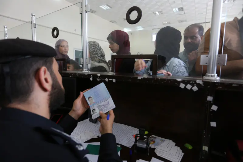 ▲拉法邊境關口（Rafah Crossing）今（2）日繼續開放，許多持有外國護照的民眾正通過拉法邊境關口從加薩走廊撤離。（圖／美聯社／達志影像）