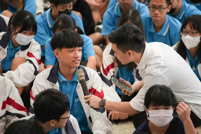 學習歷程知多少?鄉育攜Z世代創業家前進高中倡導「為自己而學」 ▲教育新創家小朱與東石高中學生現場互動,討論學習歷程反思方法。(圖/品牌提供)