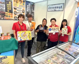 ▲高雄市政府海洋局在高雄國際食品展設立高雄海味專區，業者擺設攤位推銷高雄海味。(圖／記者黃守作攝)