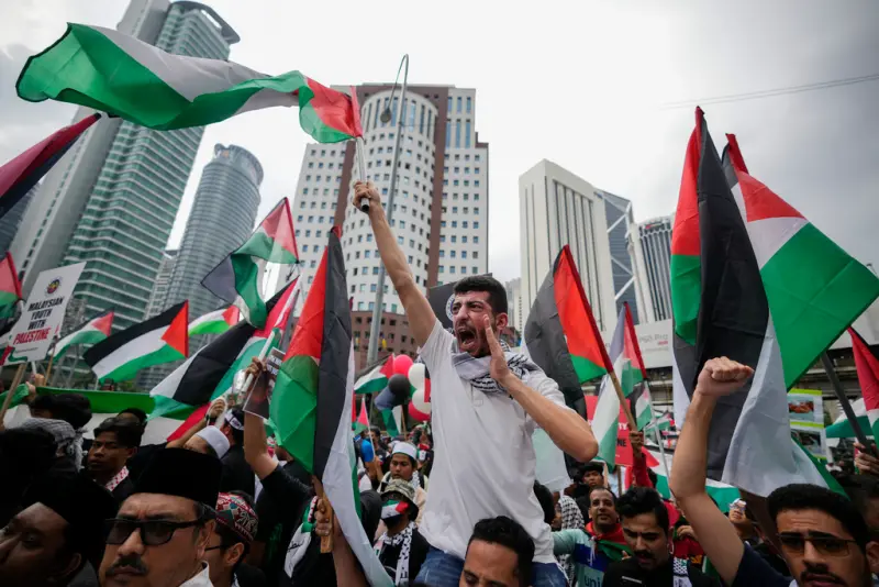 ▲馬來西亞舉辦「巴勒斯坦團結週」活動，各界態度不一，圖為住在馬來西亞的巴勒斯坦人。（圖／美聯社／達志影像）