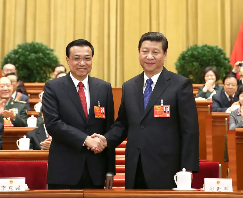 ▲中國前國務院總理李克強遺體於2日在北京火化,官媒《新華社》發表4600字長文憶生平,同時精選多張照片緬懷李克強作為國務院總理的貢獻。圖為李克強2013年出任國務院總理與習近平握手合影。(圖/翻攝自新華社)