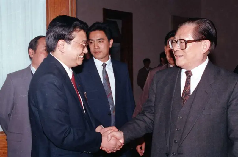 ▲圖為李克強與2022年11月30日逝世的前中國國家主席江澤民(右)握手合影。(圖/翻攝自新華社)