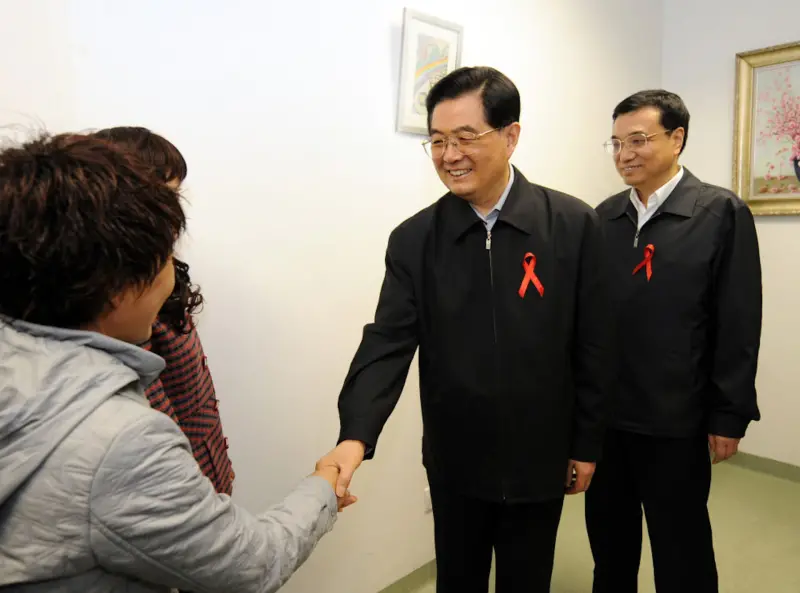 ▲圖為2008年,李克強與前中國國家主席胡錦濤(中)在北京醫院看望愛滋患者與考察醫護工作。(圖/翻攝自新華社)
