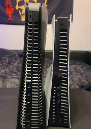 ▲新版PS5主機的背面I／O端設計則與舊版無異，同樣有有線網路孔、2個USB、電源連接孔，僅位置稍稍變動。（圖／X@phantompainss）