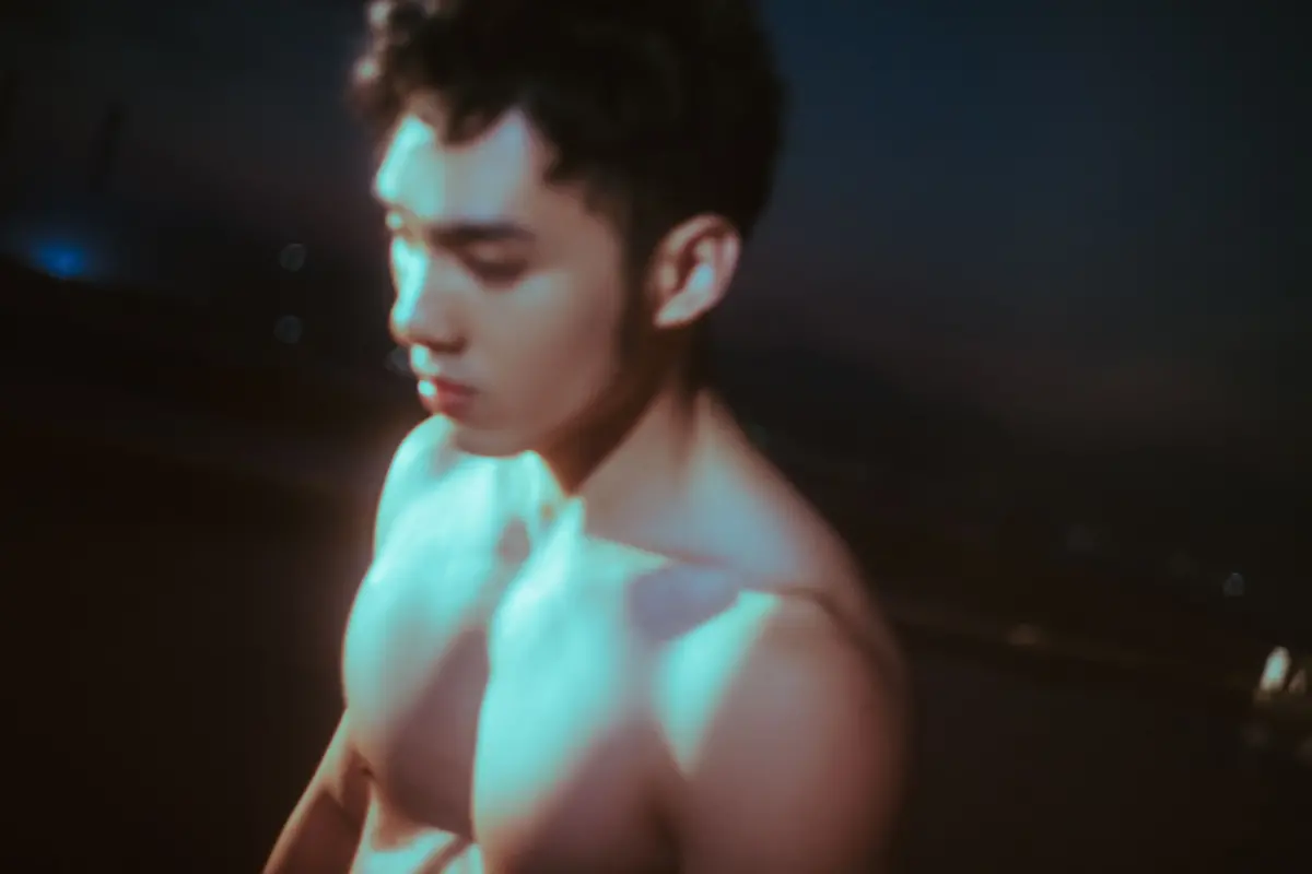 ▲邱鋒澤、黃偉晉合體推出新歌，兩人一起露出精實肌肉。（圖／原音兄弟提供）