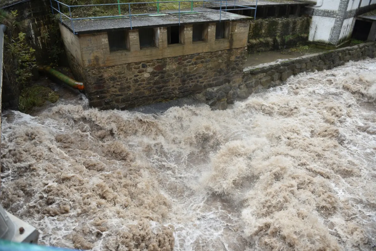 ▲風暴「夏蘭」（Ciaran）帶來暴雨和破紀錄的強風，西歐各地死亡人數增加到至少16人，並嚴重干擾交通。（圖／美聯社／達志影像）