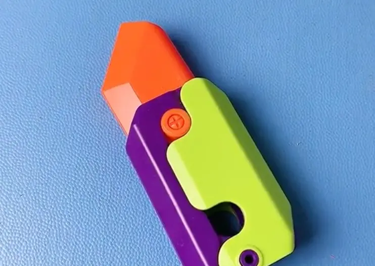 ▲名為「蘿蔔刀」的伸縮折疊塑膠玩具，近日在抖音及中國的中小學校園爆紅。（圖／翻攝TikTok）