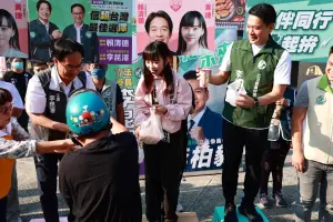 ▲拜票過程中,還有機車騎士帶著早點,送給現場三位立委候選人,稱要為未來立委們加油打氣、補充元氣。(圖/李柏毅辦公室提供) ▲拜票過程中,還有機車騎士帶著早點,送給現場三位立委候選人,稱要為未來立委們加油打氣、補充元氣。(圖/李柏毅辦公室提供)