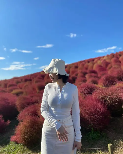 ▲▼黑萱萱到茨城縣國營常陸海濱公園踏青。(圖/翻攝自黑萱萱IG) ▲▼黑萱萱到茨城縣國營常陸海濱公園踏青。(圖/翻攝自黑萱萱IG)