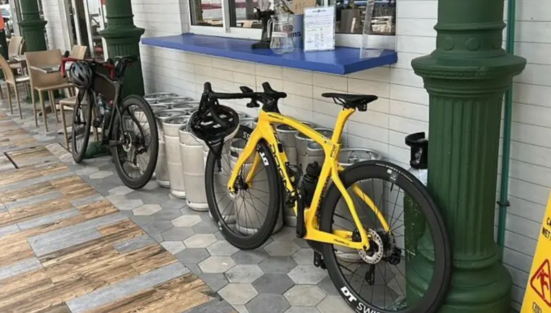 ▲新加坡一輛價值1.5萬美元的Pinarello Dogma F12腳踏車放在路邊且沒有上鎖的照片在網上瘋傳。（圖／翻攝自X）