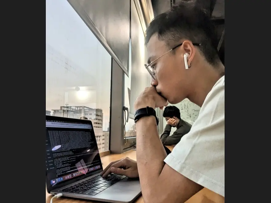 ▲應屆畢業生陳璽存在勞動部「初次尋職青年穩定就業計畫」助攻下，順利錄取AI人工智慧軟體工程師，還有津貼及獎勵金可拿。（圖／勞動部提供）