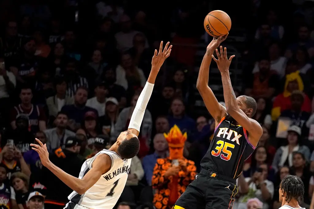 ▲Victor Wembanyama和Kevin Durant兩位劃時代的球員再次對決。（圖／美聯社／達志影像）