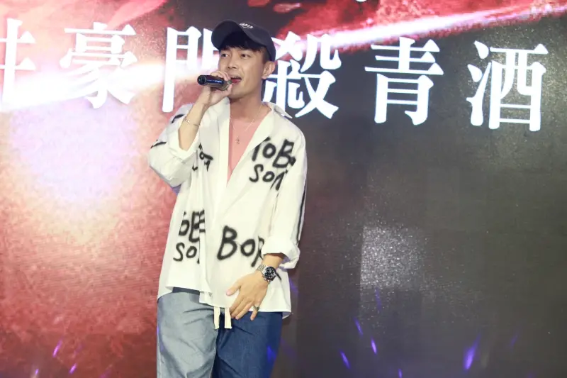 ▲許仁杰老本行是當歌手。(圖/民視)