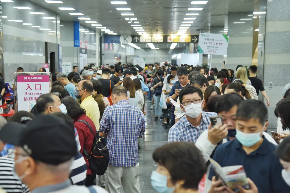 ▲ ITF台北國際旅展，於今（3）日開始一連四天將在台北南港展覽館1館登場，正式入場時間為12:00，但是未到11:00時已有不少民眾於南港展覽館現場門口等待進場。（圖／記者陳明安攝）