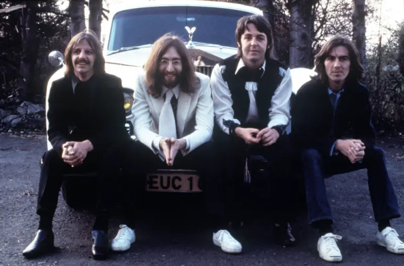▲披頭四合唱團（The Beatles）最後一首歌〈Now and Then〉推出，約翰藍儂（左二）的聲音被還原，團員都激動不已。（圖／環球音樂提供）