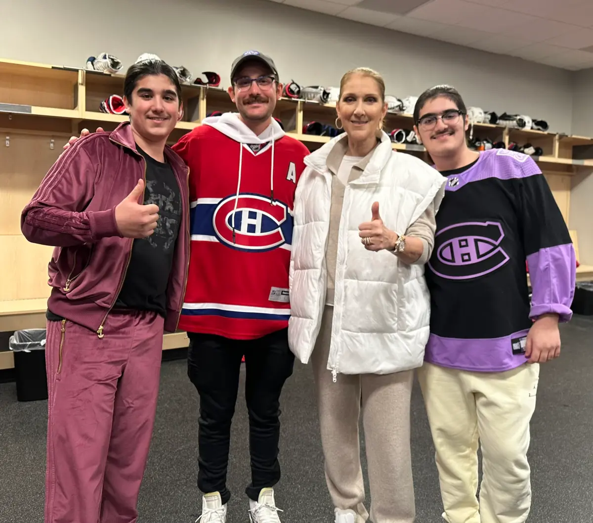 ▲席琳狄翁（右二）帶著兒子們一起去看曲棍球賽，神隱3年的天后近況曝光。（圖／翻攝席琳狄翁推特）