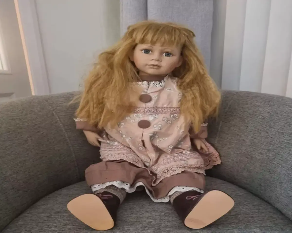 ▲蘇格蘭1名女子海德斯的家中，因1尊洋娃娃的到來而怪事頻傳。（圖／翻攝自鏡報）