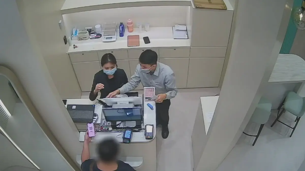 ▲盜刷集團歹徒持卡去各大商場盜刷購物（圖/記者鄧力軍翻攝）