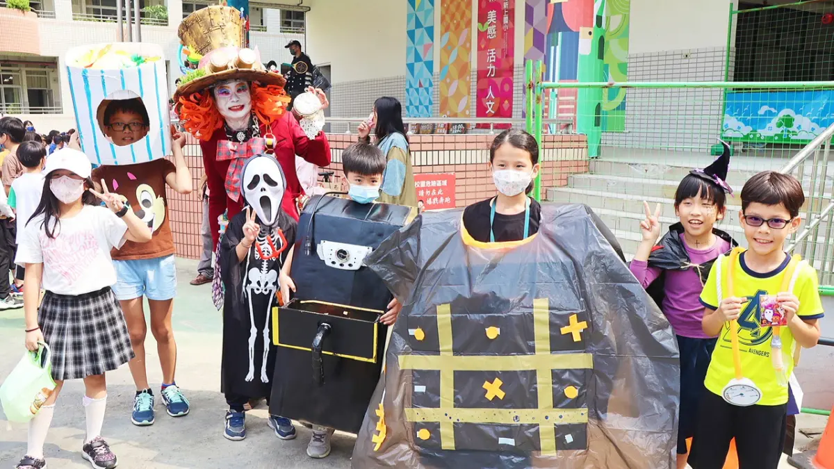 ▲新上國小結合超夯議題SDGs，發起「不上街購買」環保素材創作大賽，鼓勵親師生以家裡多餘物品進行萬聖節變裝秀。（圖／高市府教育局提供）