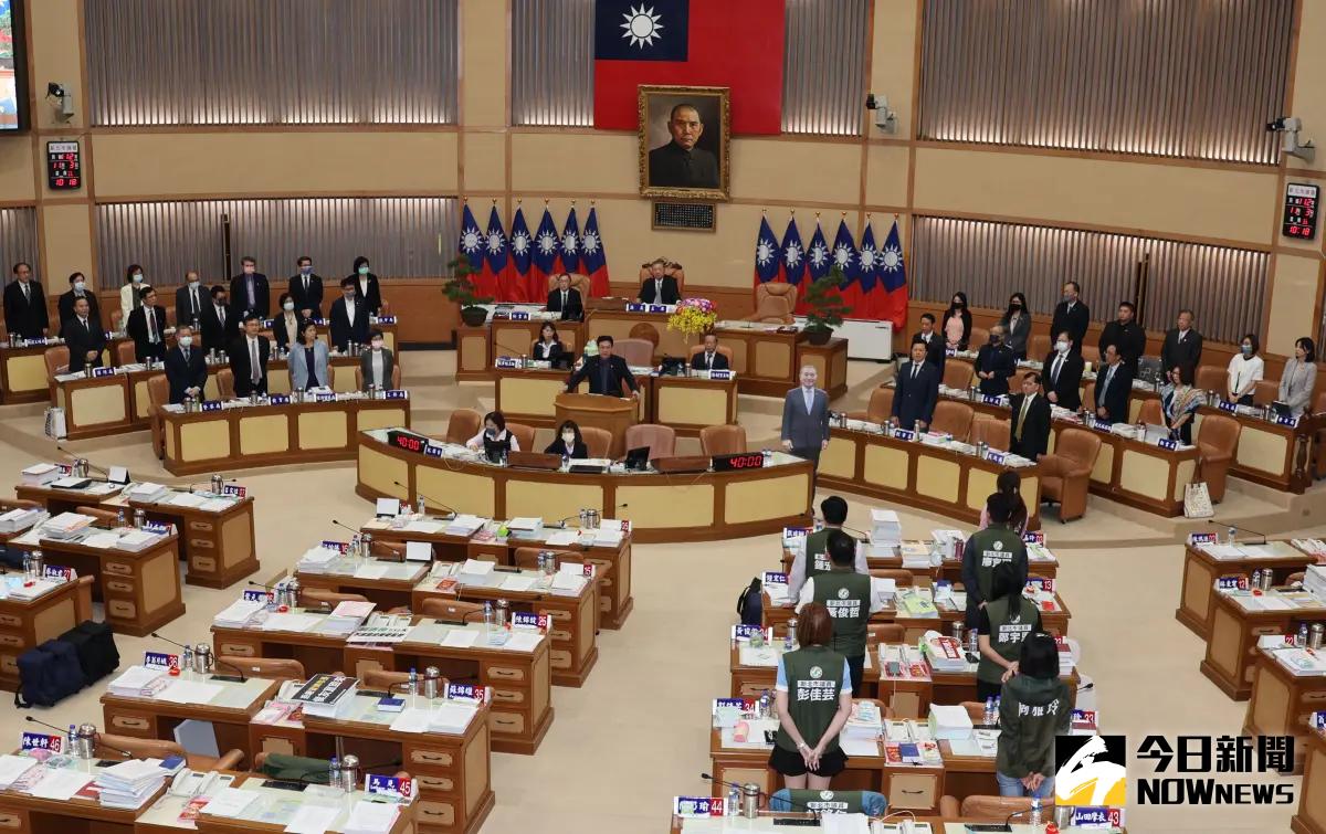 ▲針對昨日議會質詢局處首長全拒絕上台備詢，新北副市長劉和然率行政團隊起立致歉。（圖 ／記者吳嘉億攝，2023.11.03）