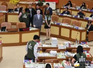 針對民進黨團百侯友宜立牌於備詢台上、市府局處首長拒上台備詢情形,新北市議長蔣根煌出面協調兩方溝通。(圖 /記者吳嘉億攝,2023.11.03) ▲針對民進黨團百侯友宜立牌於備詢台上、市府局處首長拒上台備詢情形,新北市議長蔣根煌出面協調兩方溝通。(圖 /記者吳嘉億攝,2023.11.03)