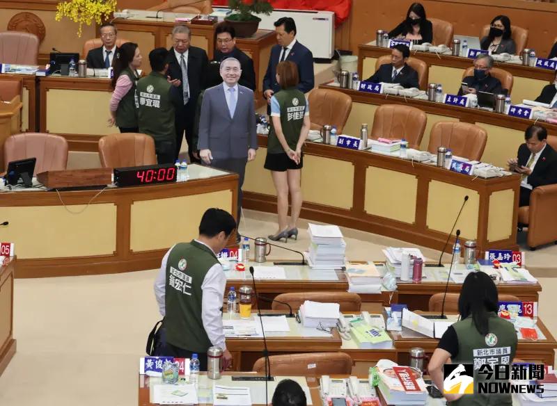 ▲針對民進黨團百侯友宜立牌於備詢台上、市府局處首長拒上台備詢情形,新北市議長蔣根煌出面協調兩方溝通。(圖 /記者吳嘉億攝,2023.11.03)