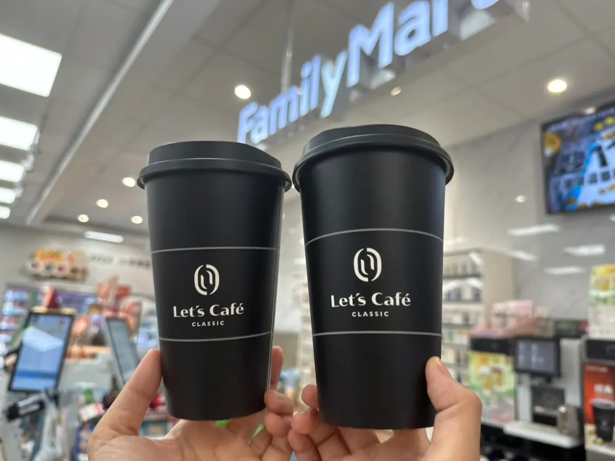 ▲今（15）日起限3天，全家週末分享日開跑，經典美式、霜淇淋第二件10元。（圖／記者鍾怡婷攝）